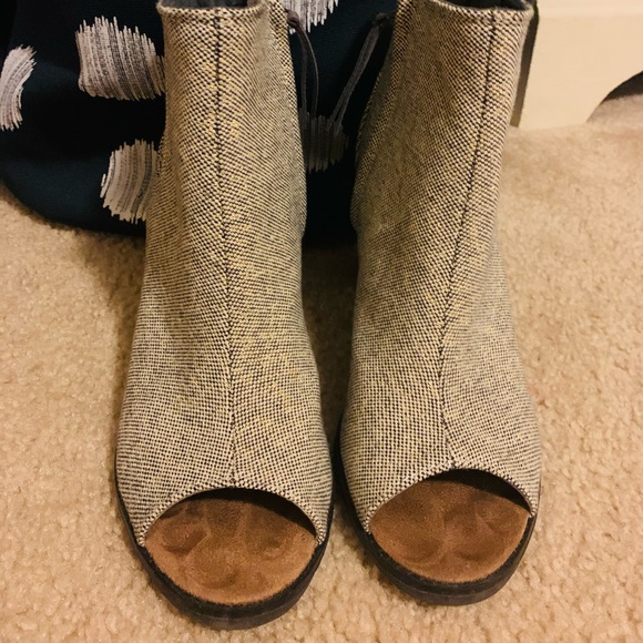 Toms 9.5 woven textured peep toe bootie with a solid block heel and gold thread - Picture 3 of 4